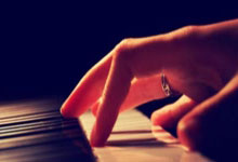 足球直播在线观看-欧洲网球队逆转德国队，德约科维奇上演帽子戏法引爆赛场激情